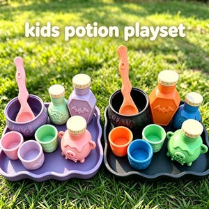 Puede incluir: Un set de pociones para niños con dos juegos de calderos, botellas y tazas de plástico de colores. Las bandejas morada y negra contienen recipientes naranjas, verdes, azules y rosas con motivos de murciélagos y cerdos, y cucharas mezcladoras.