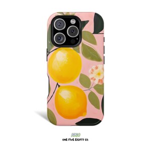 Pode incluir: Uma capa de telefone rosa com um design de limão e floral. A capa apresenta limões amarelos, folhas verdes e flores brancas. O texto "1580 ONE FIVE EIGHTY CO." está impresso na parte inferior.