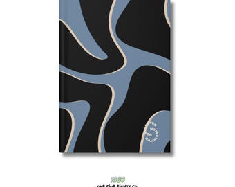 Puede incluir: Un cuaderno con una cubierta negra con un diseño abstracto ondulado en azul claro y blanco roto. El texto "NOTES" está en un círculo en la esquina inferior derecha. La parte inferior del cuaderno tiene el texto "1580" y "ONE FIVE EIGHTY CO."