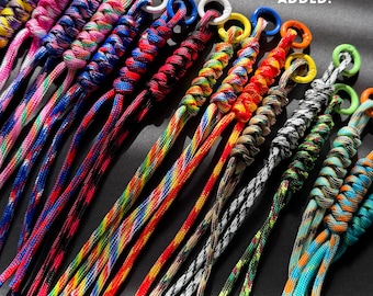 Dije "Ata tu bolso" – Accesorio de paracord colorido