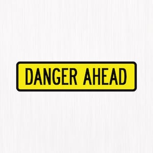 Könnte beinhalten: Ein rechteckiges gelbes Schild mit schwarzem Text "DANGER AHEAD". Das Schild hat einen schwarzen Rand und ist vor einem weißen Hintergrund platziert. Das Schild ist eine Warnung.