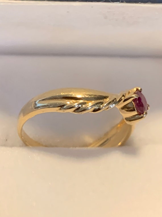 10 KT Gold and Ruby Ring- Estate Jewelry - image 3