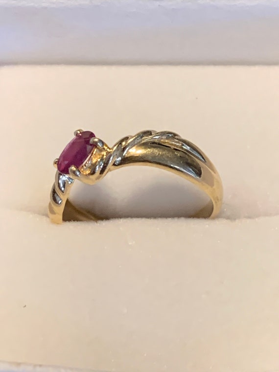 10 KT Gold and Ruby Ring- Estate Jewelry - image 5