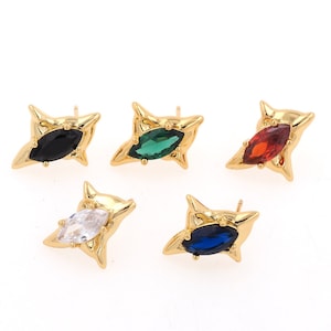 以下が含まれることがあります： 異なる色のマルキーズ型の宝石が付いた、ゴールドの星型のイヤリングが4組。イヤリングには、黒、緑、赤、青の宝石が使用されています。