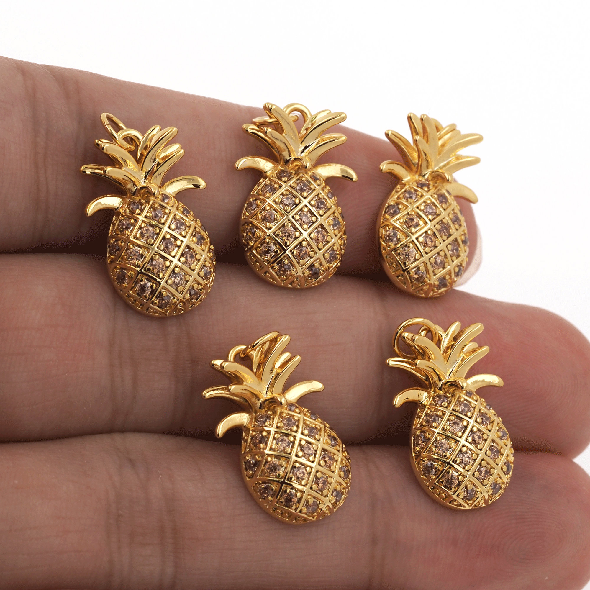SUNNYCLUE 1Scatola 10 Pezzi Ciondoli Orsetto Ciondolo Orsetti Gommosi Ciondolo Ottone Placcato Oro 18K Micro Pavimenta Cubic Zirconia Animale Animale