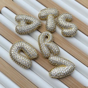 Colgante con iniciales de circonita cúbica microincrustada Colgante con letras bañadas en oro de 18 quilates Joyas con letras personalizadas Regalo para ella Joyas DIY