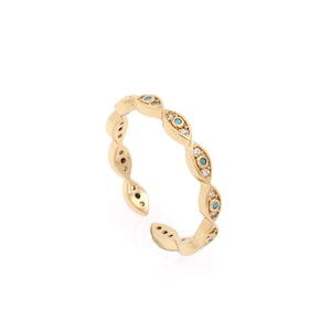 Op de afbeelding: Een gouden ring met een herhalend patroon van blauwe en witte boze ogen.