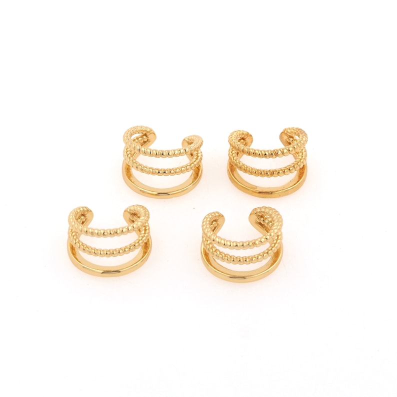 Puede incluir: Cuatro pendientes de aro dorados con un dise&ntilde;o de triple fila. Cada aro tiene un acabado texturizado y con cuentas.