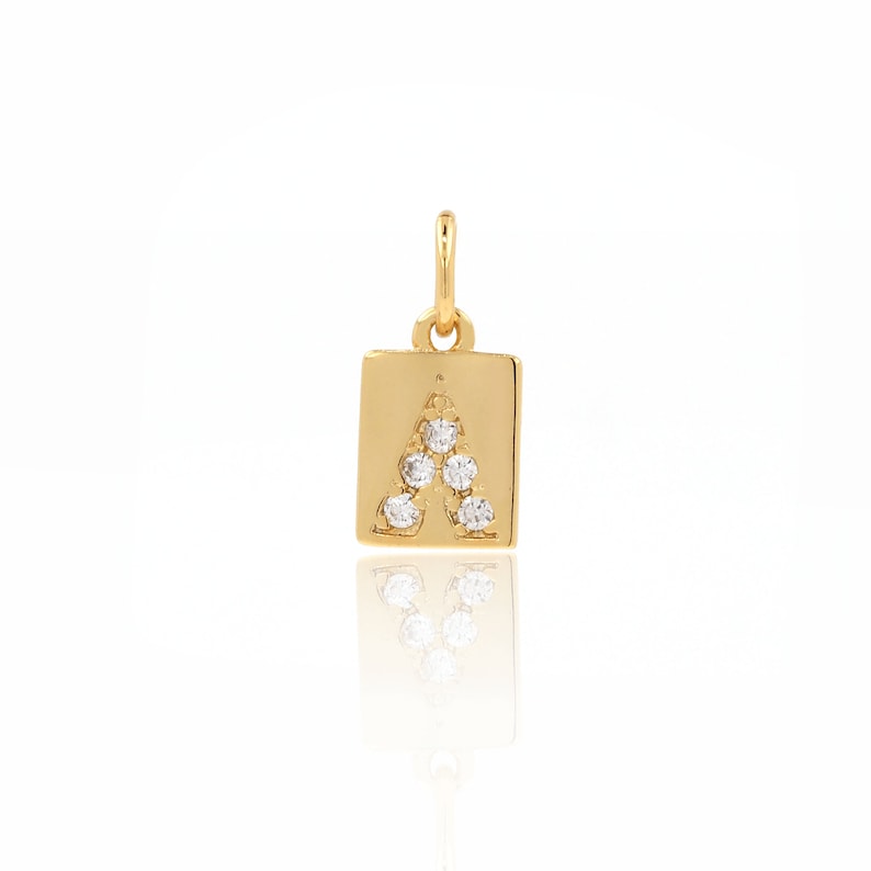 Peut inclure: Charme de pendentif en or de forme carr&eacute;e avec la lettre A sertie de petits diamants transparents.
