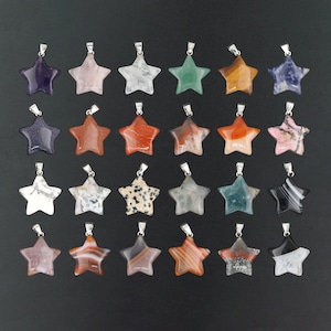 Peut inclure: Une collection de 24 pendentifs en forme d'étoile faits de différents types de pierres naturelles. Chaque pendentif est doté d'une bélière en argent et est prêt à être enfilé sur un collier ou un bracelet.