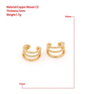 Puede incluir: Un par de pendientes de aro dorados con un dise&ntilde;o de triple fila. Los pendientes pesan 1,7 gramos y tienen un grosor de 7 mm. Material: cobre mosaico CZ. 14 mm x 13 mm.