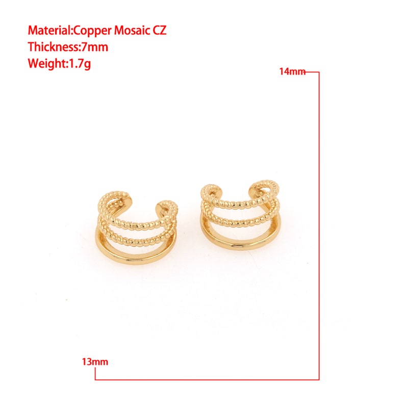 Puede incluir: Un par de pendientes de aro dorados con un dise&ntilde;o de triple fila. Los pendientes pesan 1,7 gramos y tienen un grosor de 7 mm. Material: cobre mosaico CZ. 14 mm x 13 mm.