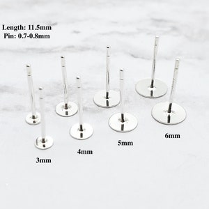 K&ouml;nnte beinhalten: Silberne Ohrstecker in verschiedenen Gr&ouml;&szlig;en, 3 mm, 4 mm, 5 mm und 6 mm. Die Stecker sind 11,5 mm lang und haben einen Stiftdurchmesser von 0,7 bis 0,8 mm.