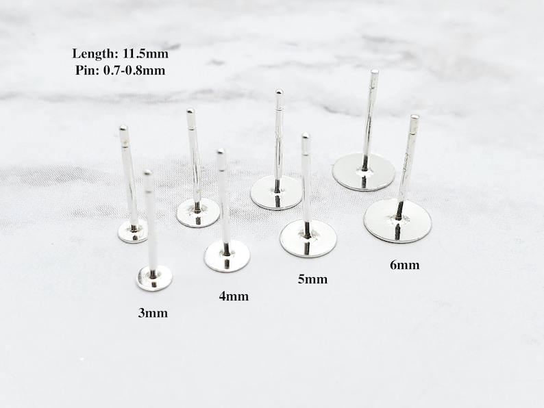 K&ouml;nnte beinhalten: Silberne Ohrstecker in verschiedenen Gr&ouml;&szlig;en, 3 mm, 4 mm, 5 mm und 6 mm. Die Stecker sind 11,5 mm lang und haben einen Stiftdurchmesser von 0,7 bis 0,8 mm.