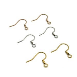 Peut inclure: Cinq crochets d'oreille de différentes couleurs : or, argent et or rose. Les crochets sont en métal et ont un design simple.