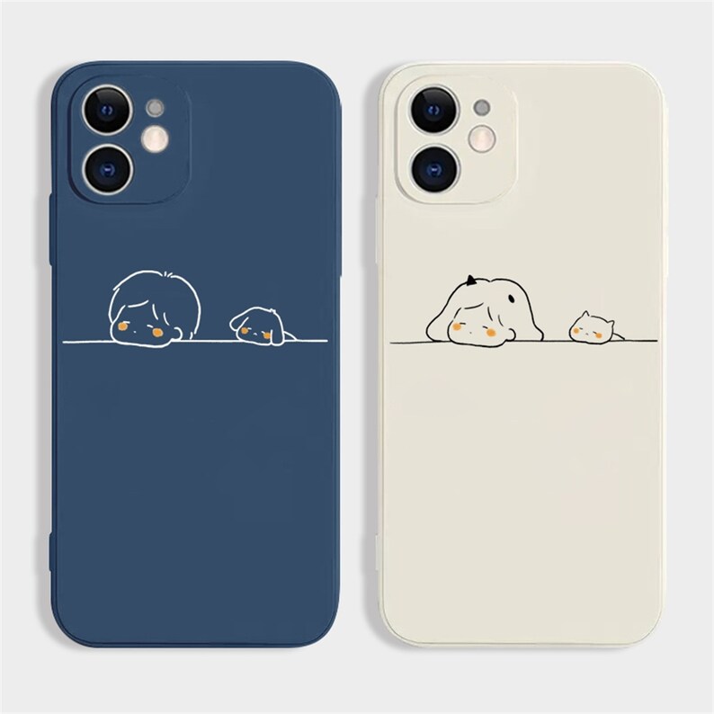Peut inclure: Deux coques de t&eacute;l&eacute;phone, une bleu marine et une blanc cass&eacute;. Chaque coque pr&eacute;sente une illustration minimaliste d'une personne ou d'un animal regardant par-dessus une ligne. La coque marine montre une personne et un chien, tandis que la coque blanc cass&eacute; a un lapin et un chat.