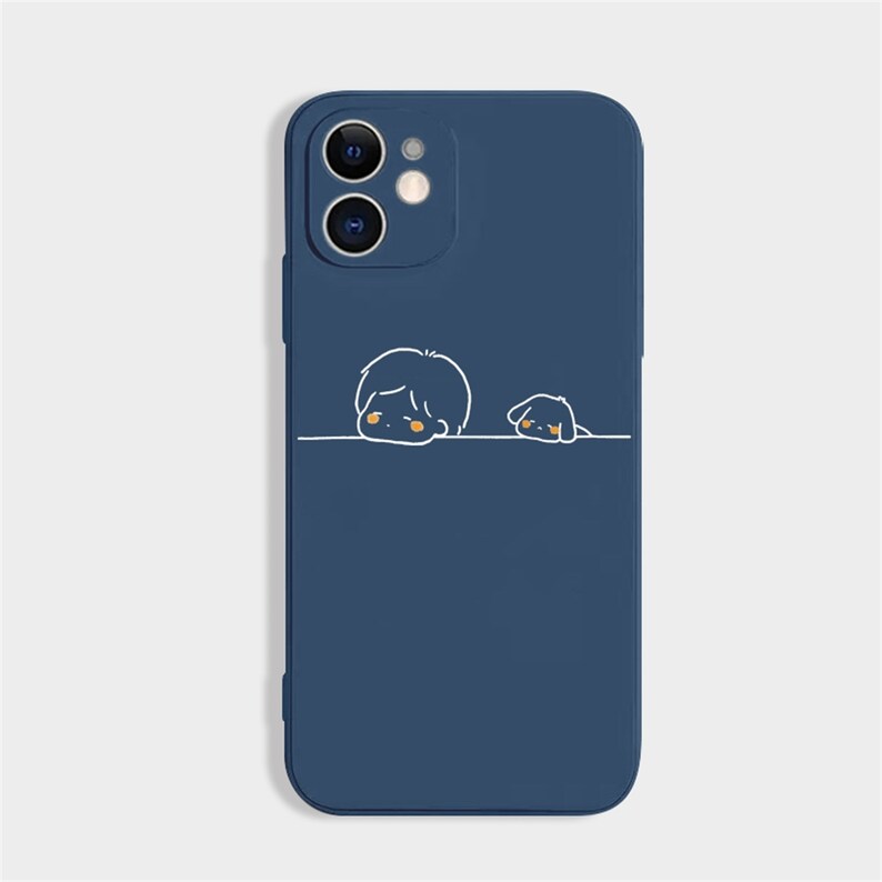 Peut inclure: Coque de t&eacute;l&eacute;phone bleu marine avec une illustration minimaliste d'une personne et d'un chien regardant par-dessus une ligne. Les personnages de style dessin anim&eacute; sont dessin&eacute;s en blanc avec des accents jaunes.