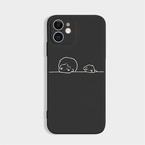 Peut inclure: Coque de t&eacute;l&eacute;phone noire avec une illustration minimaliste d'une personne et d'un chien. Les personnages de style dessin anim&eacute; ont des contours blancs et des accents jaunes. La coque a une finition mate et une d&eacute;coupe pour l'appareil photo.