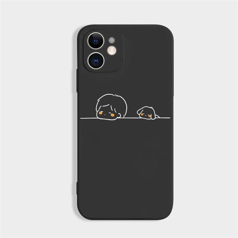 Peut inclure: Coque de t&eacute;l&eacute;phone noire avec une illustration minimaliste d'une personne et d'un chien. Les personnages de style dessin anim&eacute; ont des contours blancs et des accents jaunes. La coque a une finition mate et une d&eacute;coupe pour l'appareil photo.