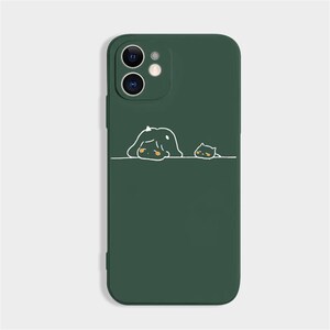 Peut inclure: Coque de t&eacute;l&eacute;phone vert fonc&eacute; avec une illustration fantaisiste de deux personnages de dessins anim&eacute;s. Le plus grand personnage est allong&eacute; et le plus petit est &agrave; c&ocirc;t&eacute;. La coque a une finition lisse et une d&eacute;coupe pour l'appareil photo.