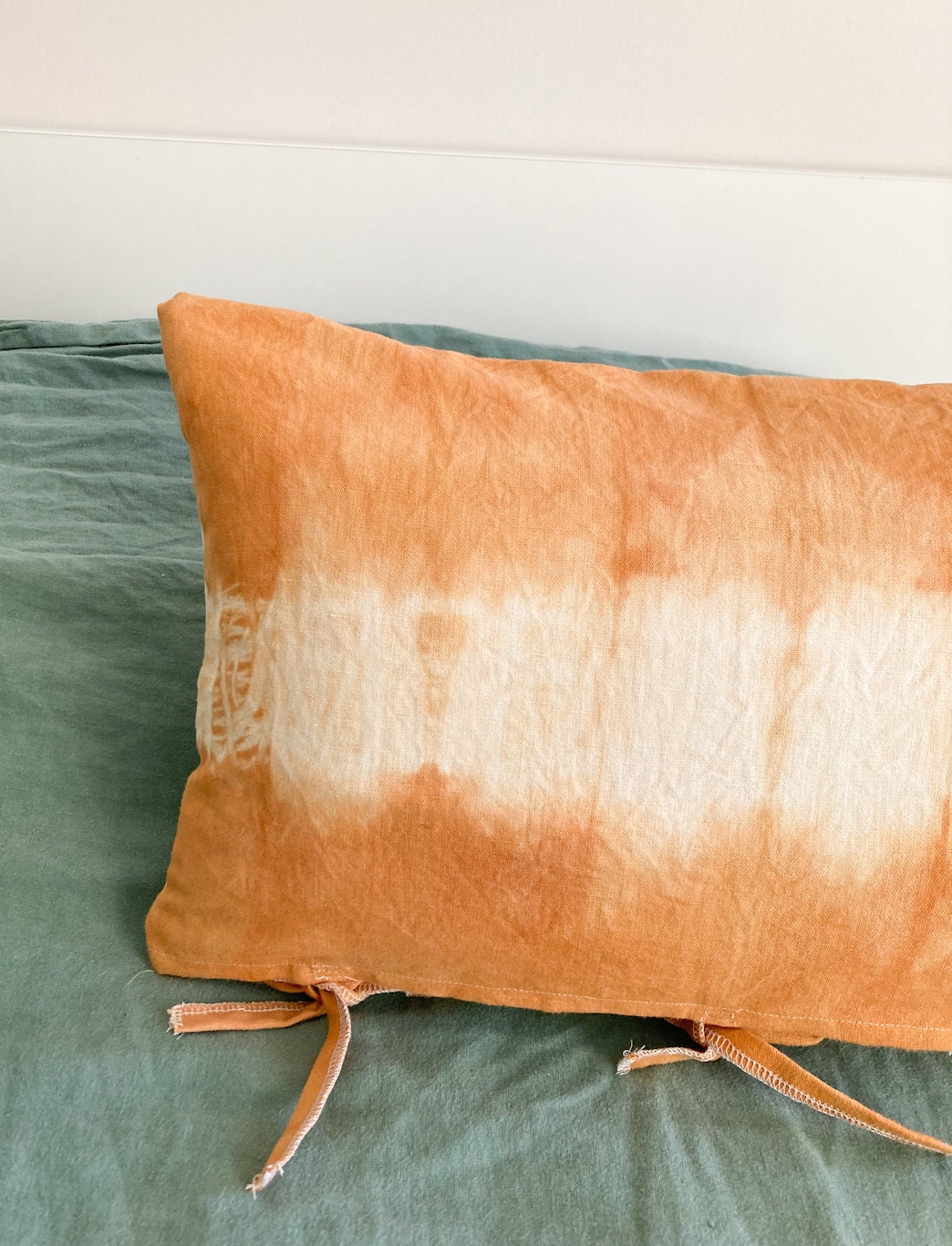 Housse de Coussin en Coton Recyclé Orange à Motifs Shibori et Teinte Façon Végétale