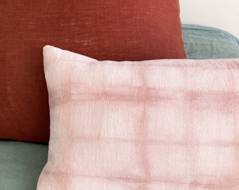 Coussin en coton recyclé rose pâle à motifs shibori et teinte de façon végétale