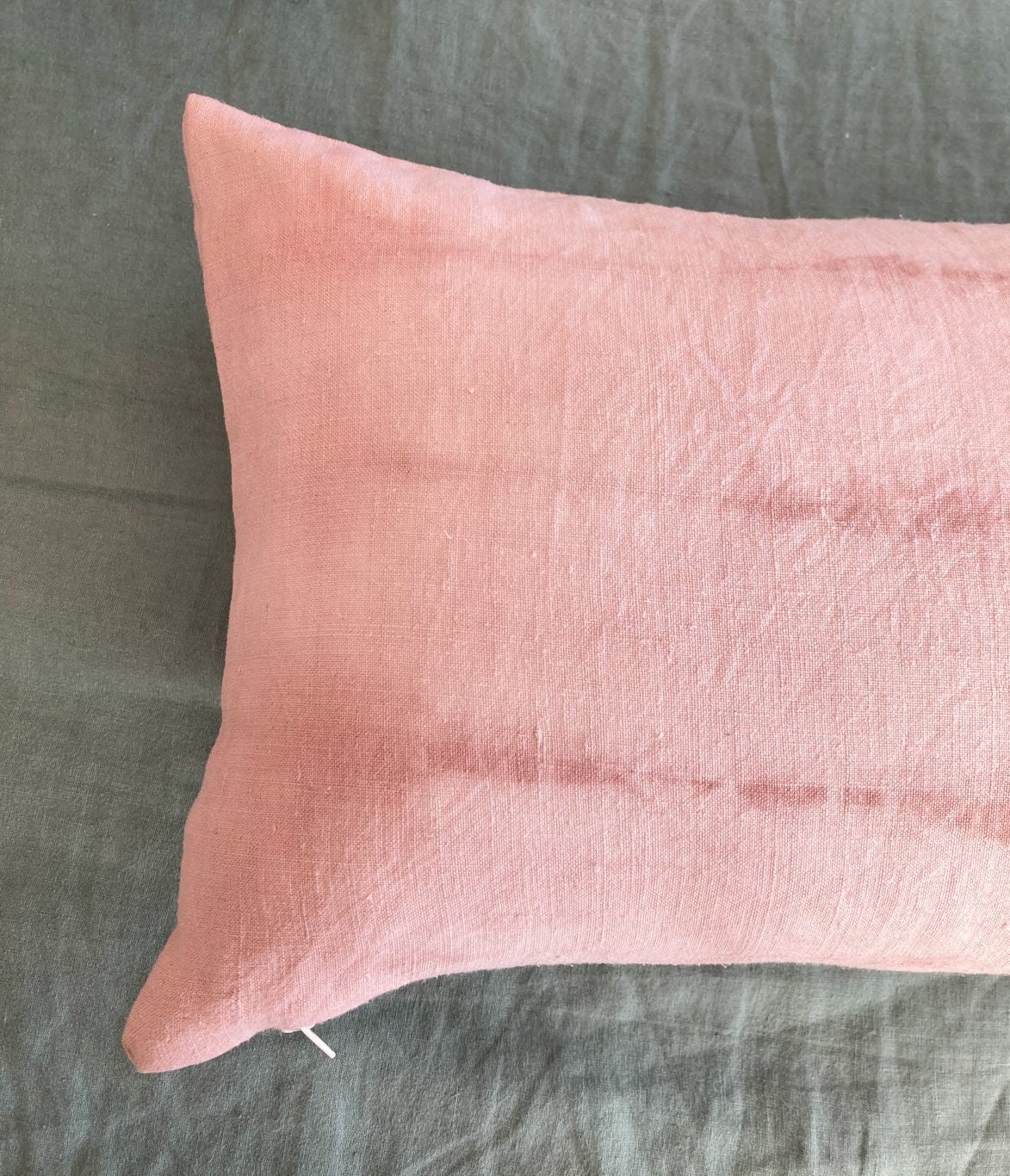 Housse de Coussin en Coton Recyclé Rose Pâle à Motifs Shibori et Teinte Façon Végétale