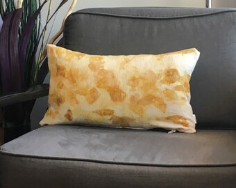 Coussin bi-matière en coton jaune doré à motifs et jean recyclés