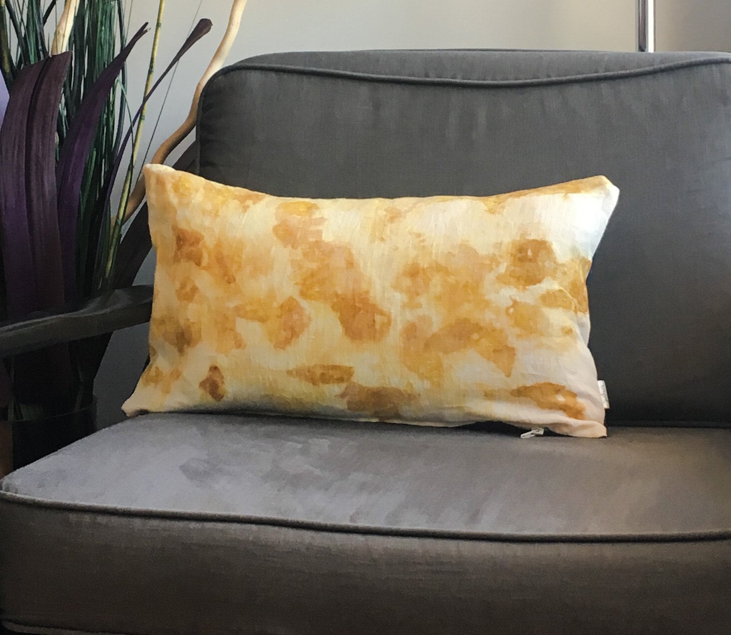 Coussin Bi-Matière en Coton Jaune Doré à Motifs et Jean Recyclés