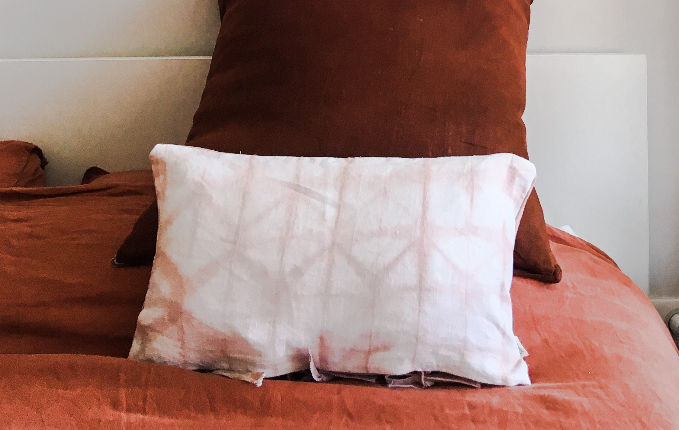 Coussin en Coton Recyclé Rose Pâle à Motif Shibori Teint de Façon Végétale
