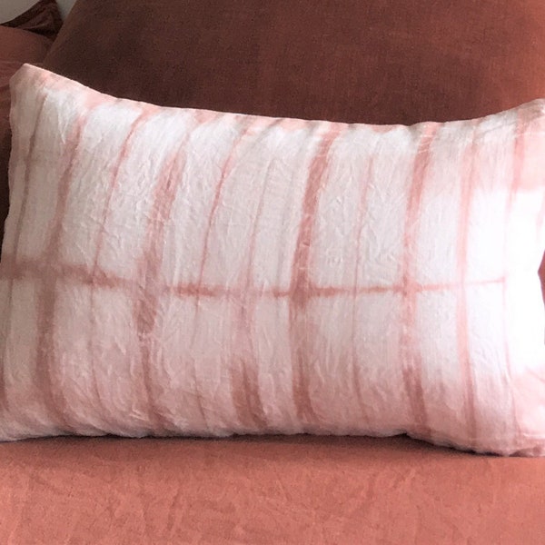 Housse de coussin en coton recyclé vieux rose motif shibori teinture végétale