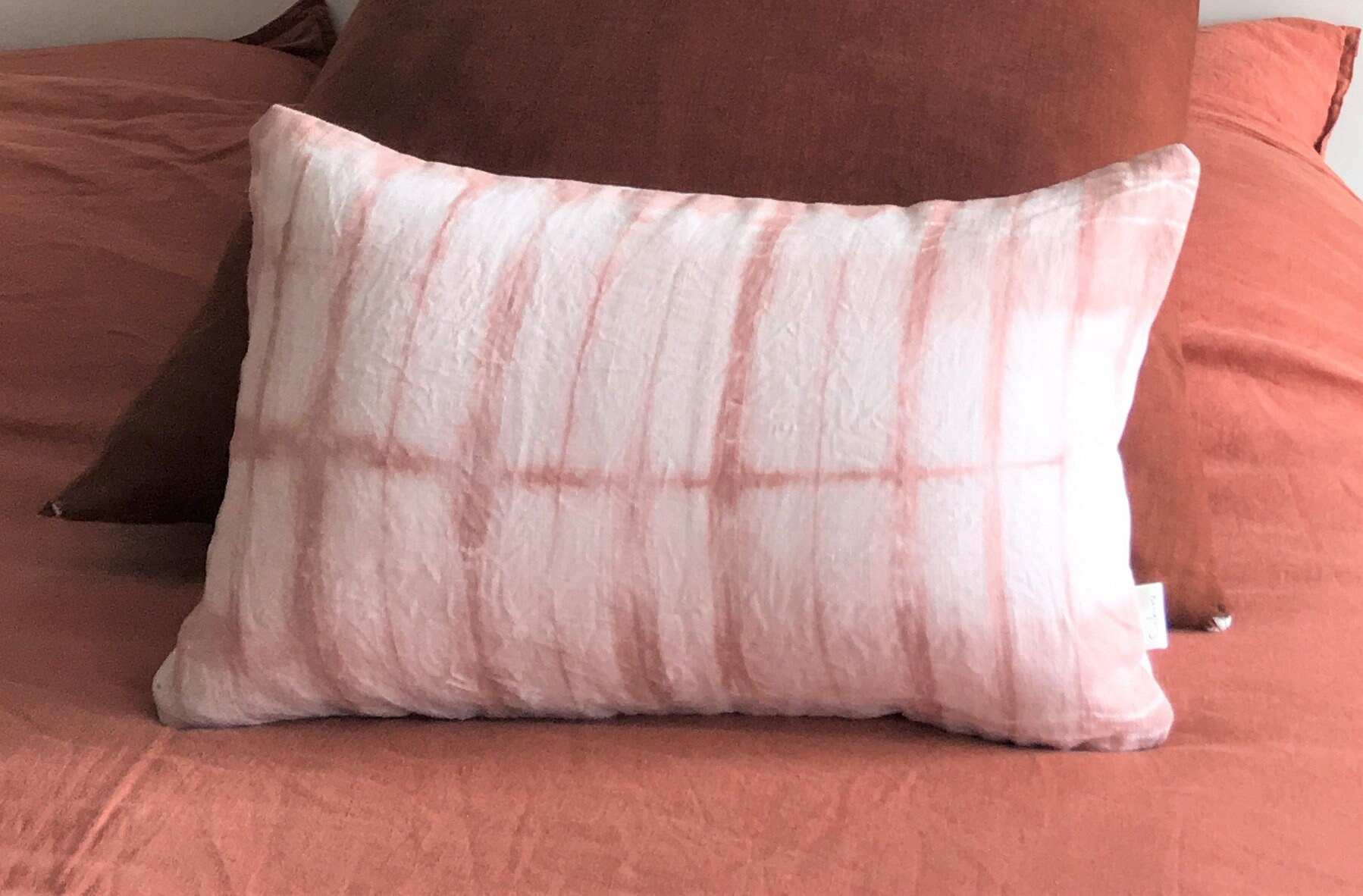 Coussin en Coton Recyclé Vieux Rose Motif Shibori Teinture Végétale