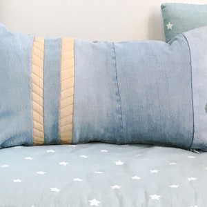 Housse de coussin en jean bleu ciel avec empiècement coton matelassé pour chambre d&#39;enfant