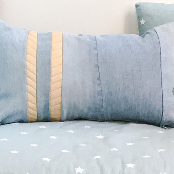 Coussin en jean bleu ciel avec empiècement coton matelassé pour chambre d'enfant