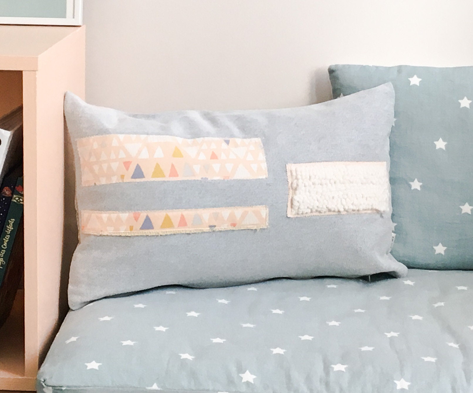 Coussin Décoratif en Jean Bleu Ciel avec Empiècements Coton et Punch Needle Pour Chambre d'enfant