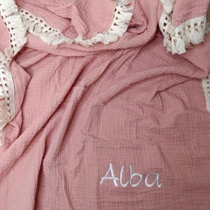 名前刺繍入りダブルコットンガーゼブランケット - ベビー刺繍ギフトのアイデア - フランスの創作