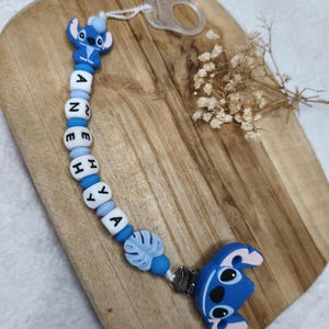 パーソナライズされたシリコンおしゃぶりクリップ STITCH パステルブルーとブルー - 赤ちゃんへのパーソナライズされたギフト - フランスのファーストネーム作品