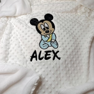 Manta polar bordada o funda para libreta en minky y polar para bebé - personalizada con nombre y estampado - manta bebé mickey bordada
