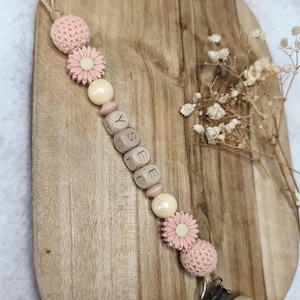 パーソナライズされたシリコンと木製のおしゃぶりクリップ FLOWERS - ピンクピーチベージュウッド - 赤ちゃんへのパーソナライズされたギフト - フランスの作品