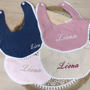 名前の刺繍が入ったダブルコットンガーゼのよだれかけ - 数色からお選びいただけます - 出産祝い - 将来の赤ちゃん - 作品