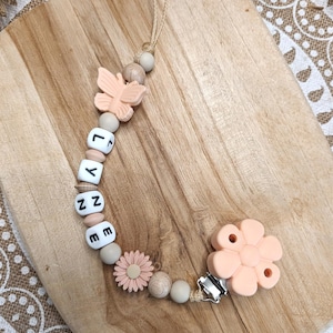 パーソナライズされたシリコン製おしゃぶりクリップ FLOWER BUTTER - ピーチピンクとベージュ - パーソナライズされたベビーギフト - 名前入りおしゃぶりクリップ