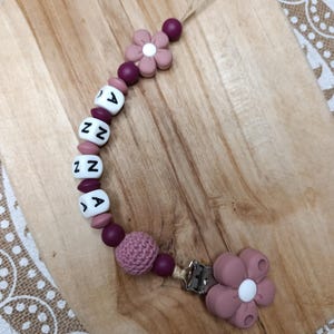 パーソナライズされたおしゃぶりクリップ シリコンフラワー - 古いダークピンクのバラ - 赤ちゃんへのパーソナライズされたギフト - フランス人の名前の作品