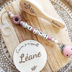 Coffret cadeau / naissance : brosse grave, attache tétine personnalisée et carte annonce naissance  - idées cadeaux nouveau né - fait main
