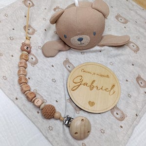 Coffret cadeau / naissance : doudou coton brodé au prénom , attache tétine ours personnalisée et carte naissance bois grave - ours bébé