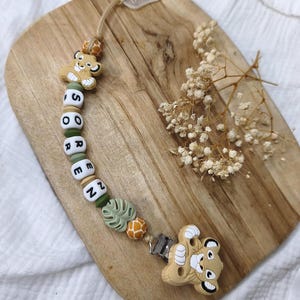 Personalisierter Schnullerclip aus Silikon mit Löwenmotiv von SIMBA – khaki-beige Savannenperlen – personalisiertes Babygeschenk – französische Kreationen mit Namen