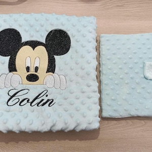 Manta polar bordada o funda de cuaderno en minky y polar para bebé - personalizada con nombre y estampado - bordado para niños -
