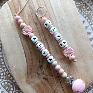 パーソナライズされたシリコン製おしゃぶりクリップ FLOWER - ピンク、ピーチ、ベージュ - パーソナライズされたベビーギフト - 名前入りおしゃぶりクリップ