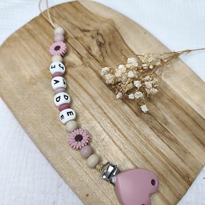 パーソナライズされたシリコン製おしゃぶりクリップ 花 - オールドピンクとベージュのバラ - 赤ちゃんへのパーソナライズされたギフト - フランスの創作名