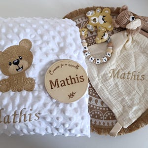 Coffret : naissance, anniversaire, baptême - ours - couverture polaire brodé, doudou brode, attache sucette et carte naissance - fait mains