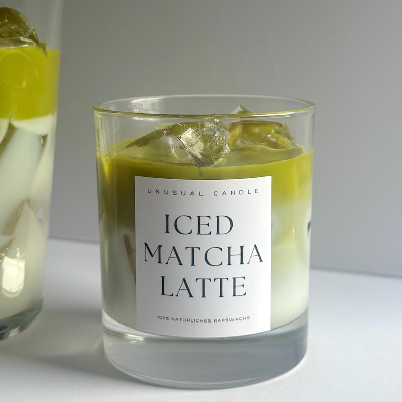 Iced Matcha Latte Kerze im Glas mit realistischer Eiswürfel-Optik handmade aus Kokos- und Rapswachs